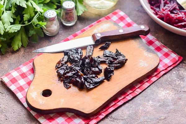 Салат из свеклы с черносливом и грецкими орехами рецепт фото 3